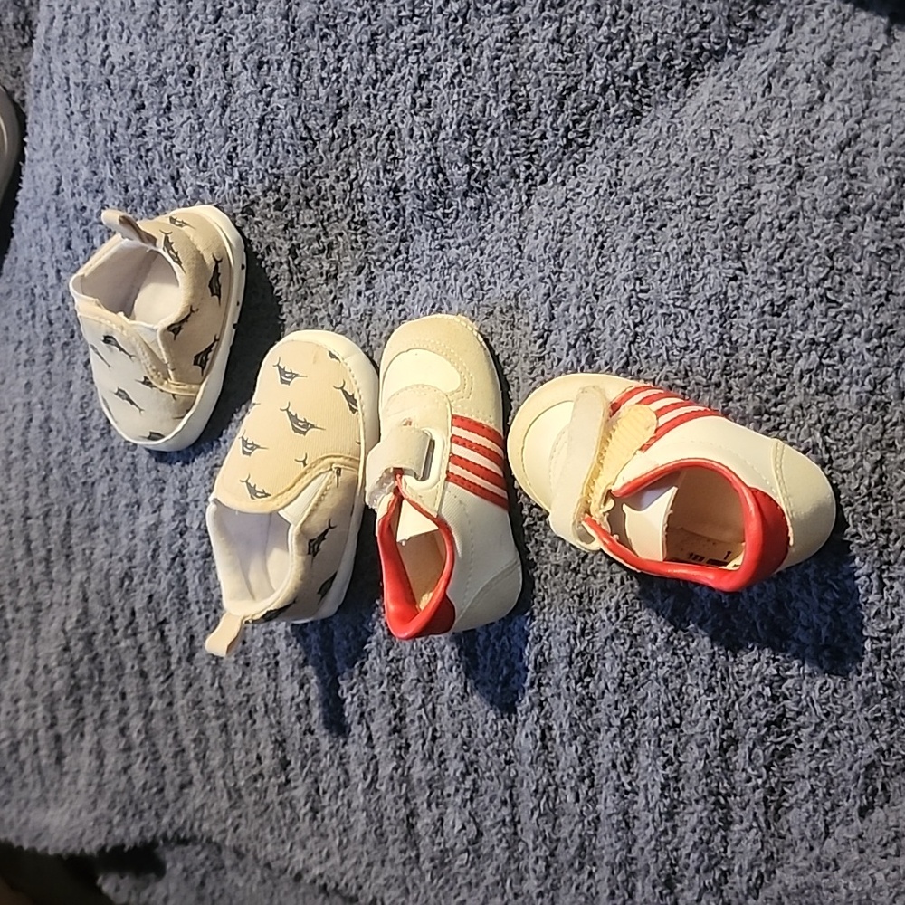 Infant shoes Tommy Bahama rea and cream velcro slip on shoes - Picture 2 of 2
